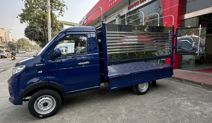 Khách hàng được tư vấn chọn xe tải SRM phù hợp nhu cầu và ngân sách