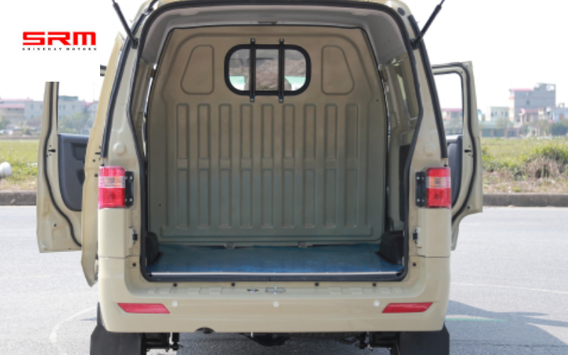 Khoang hàng rộng, dễ xếp, chở đa dạng và bảo vệ hàng tốt.